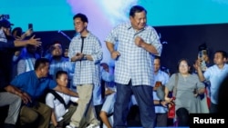 프라보워 수비안토(오른쪽) 그린드라당 후보가 14일 승리를 선언하고 지지자들 앞에서 춤추고 있다.