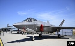 Jet tempur Lockheed Martin F-35 pada Berlin Air Show di Schoenefeld dekat Berlin, Jerman timur, 22 Juni 2022. (Foto: AFP)