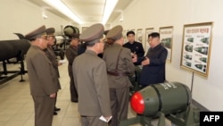 북한은 김정은 국무위원장이 600㎜ 초대형방사포와 순항미사일 화살-1형·화살-2형, 단거리탄도미사일 화성-11형 등에 탑재 가능한 전술 핵탄두 ‘화산-31’을 살펴봤다며 지난달 28일 사진을 공개했다.