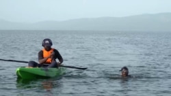 Sur le fleuve et le lac Volta, une Ghanéenne nage pour alerter sur la pollution