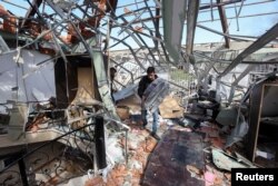 ชายคนหนึ่งค้นหาของส่วนตัวที่เหลืออยู่ภายใต้ซากอาคารที่เป็นเป้าการโจมตีทางอากาศโดยอิสราเอล ในเลบานอน เมื่อวันจันทร์ หลังสื่อทางการรายงานการระดมโจมตีเข้าไใส่เมืองกาซิเยห์ ที่อยู่ห่างจากชายแดนทางเหนือที่ติดกับอิสราเอลเป็นระยะทางราว 60 กิโลเมตรเมื่อวันที่ 20 ก.พ.