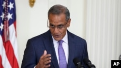 Wakil Menteri Luar Negeri AS Richard Verma berbicara di sebuah acara di Ruang Timur Gedung Putih, di Washington, 13 September 2023. (Foto: AP)