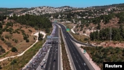 سپریم کورٹ اصلاحات بل کی مخالفت میں عوامی ریلی میں شریک افراد گزشتہ کئی روز سے سڑکوں پر ہیں۔