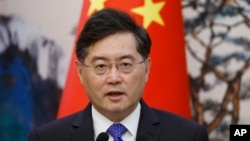 资料照片：中国外交部长秦刚2023年5月23日在北京与荷兰外长霍克斯特拉会晤后出席了联合新闻发布会。（美联社照片）