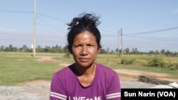 អ្នកស្រី ខាត់ ចាន់ថន កសិករ​ធ្វើស្រែ​ក្នុង​ខេត្តពោធិ៍សាត់ កាលពី​ថ្ងៃទី១៨ ខែវិច្ឆិកា ឆ្នាំ២០២៣។ (ស៊ុន ណារិន/វីអូអេ)