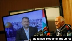 Pejabat senior Fatah, Jibril Rajoub, dan Wakil Kepala Hamas Saleh Arouri (hadir secara daring) dalam konferensi video untuk membicarakan rencana Israel mencaplok bagian Tepi Barat yang dikuasai Israel di Ramallah, 2 Juli 2020. (Foto: Mohamad Torokman/Reuters)