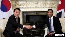 영국 국빈 방문한 윤석열 한국 대통령과 리시 수낙 영국 총리가 22일 런던 총리관저에서 회담했다.