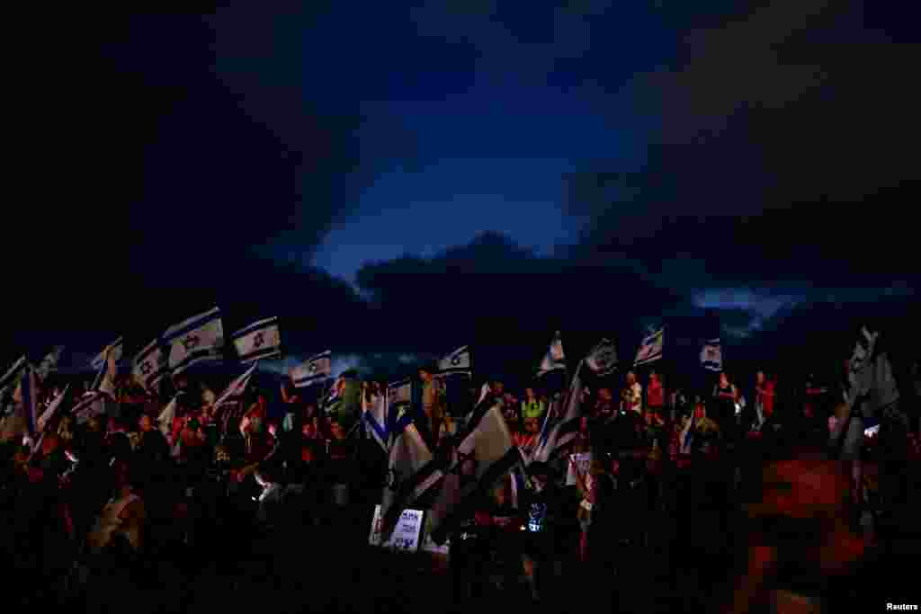 Protesters attend a demonstration against Israeli Prime Minister Benjamin Netanyahu's government and demand a deal to release all hostages held in Gaza, during the Israel-Hamas conflict, near Netanyahu's private house in Caesarea, Israel, June 20, 2024.
