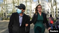 미국에서 중국의 비밀경찰서를 운영한 혐의로 기소 2명의 미국 시민권자 중 한 명인 루젠왕 씨(왼쪽)가 17일 브루클린 연방법원에 출석했다.