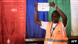 Les électeurs étaient invités à choisir entre un bulletin blanc pour le "oui" et "rouge" pour le non.