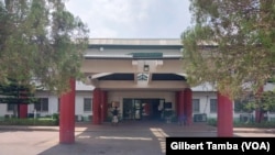 Entrée de l’hôpital national d’Abuja, un des plus importants établissements médicaux du Nigeria, mais qui n'est pas épargné par la crise.