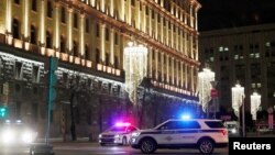 모스크바 시내 러시아 연방보안국(FSB) 청사 주변 도로를 경찰차들이 통제하고 있다. (자료사진)
