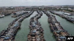 ภาพของเรือประมงมากมายที่ถูกนำมาผูกจอดที่ท่าเรือเขตเกาฉี เมืองเซียะเหมิน มณฑลฝูเจี้ยน เพื่อเตรียมการรับมือพายุไต้ฝุ่น 'ทกซูรี' เมื่อวันที่ 26 ก.ค. 66