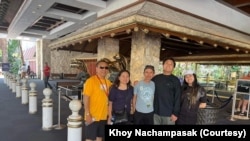 ທ້າວ ຄອຍ ພ້ອມດ້ວຍພໍ່ຂອງລາວ (ຊ້າຍ), ແມ່, ພໍ່ເຖົ້າ ແລະນ້ອງສາວຂອງລາວ ໃນວັນພິເສດຂອງຄອບຄົວ.