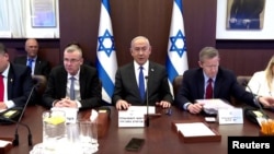 베냐민 네타냐후(가운데) 이스라엘 총리가 회의 중 발언하고 있다. (자료사진)