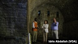 Kamala Harris Da Mijinta Doug A Kurkukun Dungeon