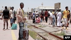 Environ 3.000 migrants seraient éparpillés dans des champs d'oliviers, près de la mer entre Jebiniana et Al Amra, à environ 30 km au nord de Sfax.