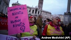 Para pengunjuk meneriakkan slogan-slogan yang menentang kekerasan terhadap perempuan (KDRT), di Roma, Sabtu, 23 November 2019. (AP Photo/Andrew Medichini)