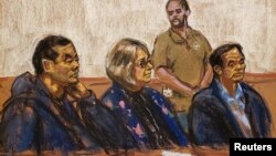 法庭素描画显示因据称在纽约曼哈顿开办中国“秘密警察站”而被捕的陈金平与卢建旺以及律师苏珊·凯兰在纽约布鲁克林的联邦法院出庭。(2023年4月17日)