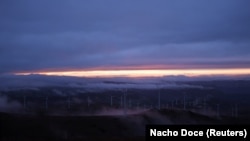Turbin-turbin angin di lapangan pembangkit listrik tenaga bayu di wilayah Galicia, dekat Vilalba, Spanyol, 20 Maret 2024. (Foto: Nacho Doce/Reuters)