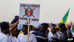 Un partisan de l'Alliance des États du Sahel lors d'un rassemblement célébrant le départ du Mali, du Burkina Faso et du Niger de la Cédéao à Bamako, le 1er février 2024. 