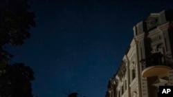 ภาพท้องฟ้ายามราตรีของเมืองโอเดสซา ที่เกิดภาวะไฟดับ ในวันที่ 24 ก.ค. 2566 หลังจากรัสเซียระดมยิงขีปนาวุธและโดรนกว่า 125 ลูก/ลำเข้ามาในเขตปกครองโอเดสซา ในช่วง 1 สัปดาห์ก่อนหน้า