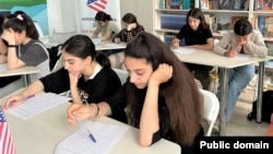 ABŞ tərəfindən maliyyələşdirilən Aztəminatlı İcmalar üçün İngilis dili Proqramının iştirakçıları (Mənbə: VOA)