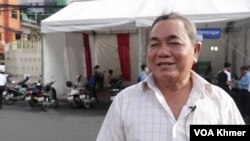 លោក អ៊ុន សុផល ពលរដ្ឋនៅរាជធានីភ្នំពេញ បានចេញទៅបោះឆ្នោតជាតិអាណត្តិទី ៧ ដែលអវត្តមានគណបក្សប្រឆាំង នៅថ្ងៃអាទិត្យ ទី ២៣ ខែកក្កដា ឆ្នាំ ២០២៣។ (ស៊ុន ណារិន/វីអូអេ)