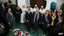 Installé en France depuis le milieu des années 1980, Mahjoub Mahjoubi était dans la ligne de mire du ministre français de l'Intérieur, Gérald Darmanin (centre).