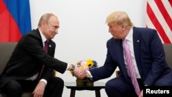 دونالد ترمپ، رییس جمهور منتخب ایالات متحده (راست) و ولادیمیر پوتین، رییس جمهور روسیه