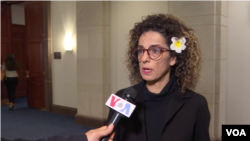 مسیح علی‌نژاد، مجری برنامه‌ تبلت صدای آمریکا.واشنگتن - ۲۳ شهریور ۱۴۰۲