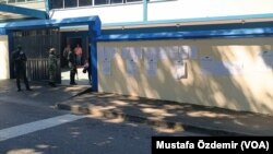 Caracas'ta oy kullanma merkezi olarak kullanılan bir okulun girişi