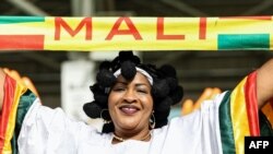Une supportrice du Mali lors des huitièmes de finale de la Coupe d'Afrique des Nations 2024 entre le Mali et le Burkina Faso, au stade Amadou Gon Coulibaly à Korhogo, le 30 janvier 2024.