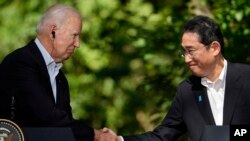 แฟ้ม - ปธน.โจ ไบเดน แห่งสหรัฐฯ จับมือนายกรัฐมนตรีญี่ปุ่น ฟูมิโอะ คิชิดะ ที่แคมป์เดวิด เมื่อ 18 ส.ค. 2023 (เอพี)