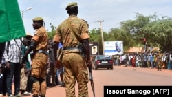 Des soldats burkinabè à Ouagadougou dans les premiers jours du coup d'État.