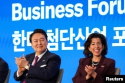 25일 워싱턴 미국 상공회의소에서 열린 미한 첨단산업 포럼에 윤석열 한국 대통령과 지나 레이몬도 미국 상무장관이 참석했다.