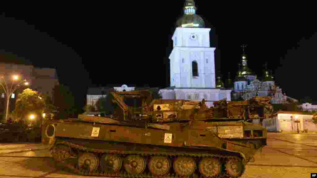განადგურებული, რუსული ჯავშანტრანსპორტიორები, ღამის კიევში მკაფიოდ ჩანს.&nbsp;