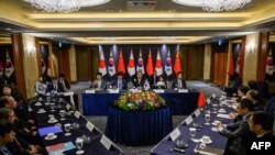 中日韩三国高官会谈在韩国首尔举行。（2023年9月26日）