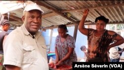 Le secrétaire général de la mairie de Ouesso, Joseph Mouketo, sillonne le rayon de la viande au marché central. (VOA/Arsène Séverin)