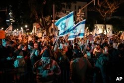 Demo menentang cara Perdana Menteri Israel Benjamin Netanyahu menangani perang Israel-Hamas dan tuntutan pemilu di Tel Aviv, Israel, 17 Februari 2024. (Foto: Leo Correa/AP Photo)