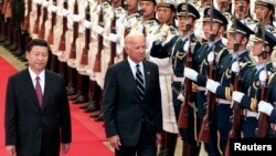 Rais wa Marekani Joe Biden (kulia) na rais wa China Xi Jinping (Kushoto) huko Beijing Agosti 18, 2011. Picha na REUTERS/Lintao Zhang/Pool