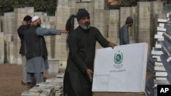 មន្ត្រី​រៀបចំការបោះឆ្នោតកំពុង​ប្រតិបត្តិការ​នៅ​មណ្ឌល​បោះឆ្នោត​មួយ​កន្លែអ​ ក្នុងក្រុង Peshawar ប្រទេស​ប៉ាគីស្ថាន កាលពីថ្ងៃទី៥ ខែកុម្ភៈ ឆ្នាំ២០២៤។