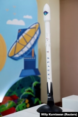 Model roket Falcon 9 SpaceX, yang meluncurkan Satelit Republik Indonesia (SATRIA-1) seberat 4,5 ton ke orbit pada Juni 2023. (Foto: REUTERS/Willy Kurniawan)