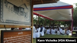 ថ្នាក់ដឹកនាំ​គណបក្ស​ភ្លើងទៀន និង​អ្នកគាំទ្រកំពុង​រៀបចំ​ពិធី​បង្សុកូល​រំឮកវិញ្ញាណ​ក្ខន្ធ​ជនរងគ្រោះរបប​ខ្មែរ​ក្រហម (កាន់ វិច្ឆិកា/វីអូអេ)