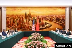 美国气候特使克里（左一）与中国国家副主席在北京举行会谈。（2023年7月19日）