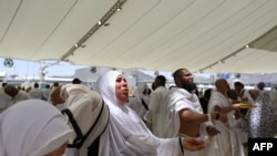 Para jemaah haji menjalankan ritual melempar batu sebagai bagian dari ritual ibadah haji di Mina, pada 28 Juni 2023. (Foto: AFP/Sajjad Hussain)