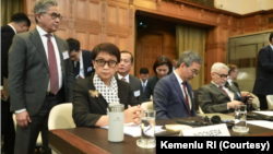 Menteri Luar Negeri Retno Marsudi mengenakan syal bermotif keffiyeh saat hadir di Mahkamah Internasional (ICJ), Den Haag, Belanda, Jumat (23/2).⁣ Majelis Umum PBB meminta RI menyampaikan pernyataan lisan terkait konsekuensi pendudukan Israel di Palestina. (Foto: Kemenlu)
