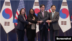 15일 한국 서울에서 열린 제4차 확장억제전략협의체(EDSCG) 회의 참가자들이 기념촬영하고 있다. 왼쪽부터 사샤 베이커 미 국방부 정책차관 직무대행, 보니 젠킨스 국무부 군비통제·국제안보 차관, 장호진 한국 외교부 1차관, 신범철 국방부 차관. 