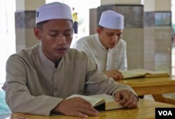 Salah satu kegiatan yang dilakukan oleh warga binaan di Lapas Narkotika Kelas II Cipinang adalah tadarus bersama di siang hari setelah Shalat Dzuhur berjamaah, Sabtu (8/4). (VOA/Indra Yoga)