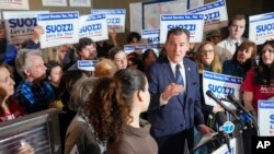 የዩናይትድ ስቴትስ ምክር ቤት አባል ዲሞክራቱ ታም ሱዋዚ በኒው ዮርክ የምርጫ ቅስቀሳ ሲያደርጉ።